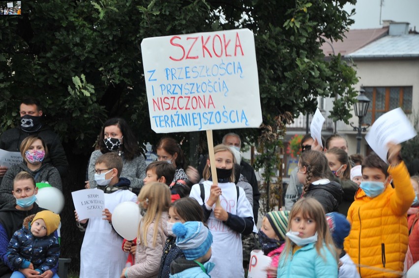 Mieszkańcy Smardzowic protestowali przeciwko likwidacji...
