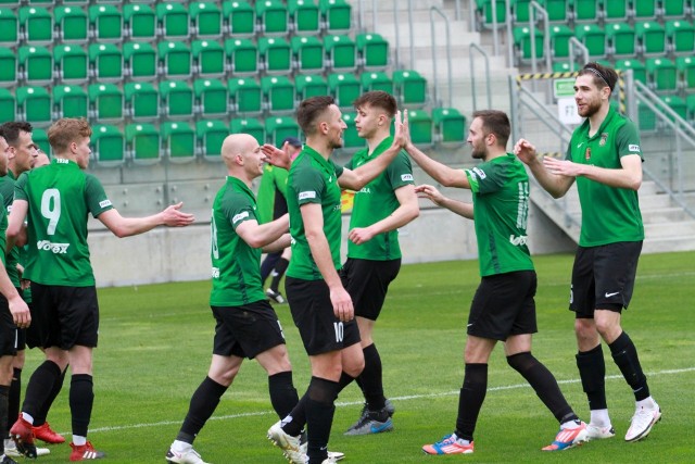 W meczu 33. kolejki rozgrywek grupy czwartej piłkarskiej trzeciej ligi Stal Stalowa Wola pokonała Siarkę Tarnobrzeg 4:0. Sprawdź, jak oceniliśmy zielono-czarnych za ten pojedynek w skali 1-10!