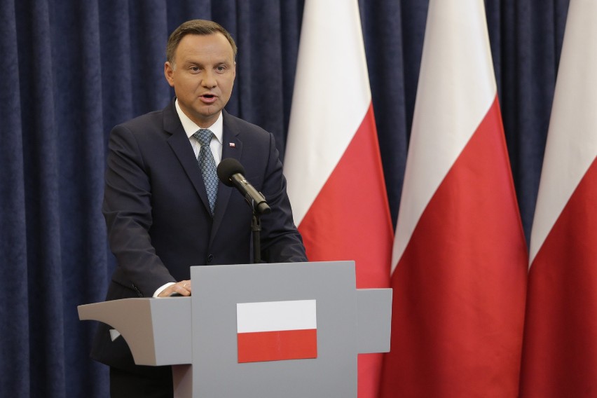 Andrzej Duda ogłosił swoją decyzję w sprawie ustaw o KRS i...