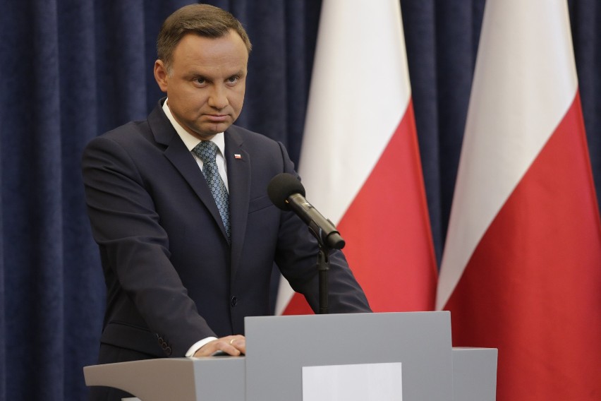 Andrzej Duda ogłosił swoją decyzję w sprawie ustaw o KRS i...