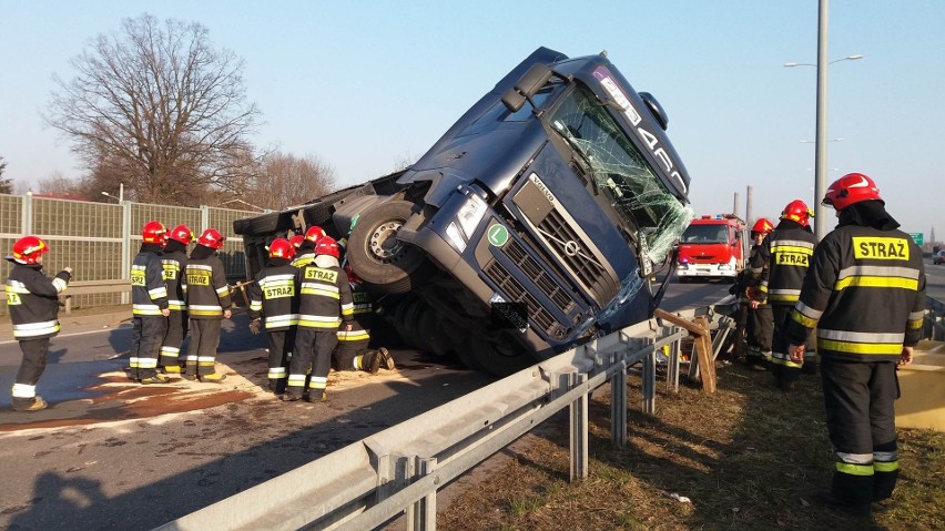 Wypadek w Zabrzu: TiR przewrócił się na DTŚ w Zabrzu