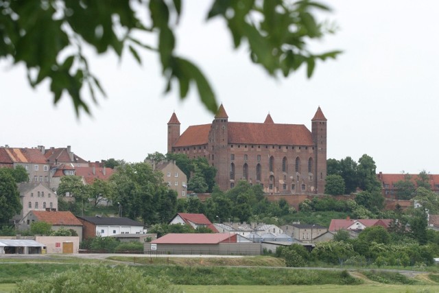 Potężny pokrzyżacki zamek w Gniewie z XIV wieku zachwyca turystów także po zmroku. W sobotę tutaj "Podróż w przeszłość"