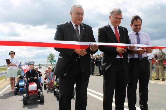 Otwarto już kolejny odcinek kluczborskiej obwodnicy, a w tym roku gotowy będzie zalew w Ligocie Górnej, rondo na ulicy Byczyńskiej, galeria handlowa oraz przebudowany Rynek.