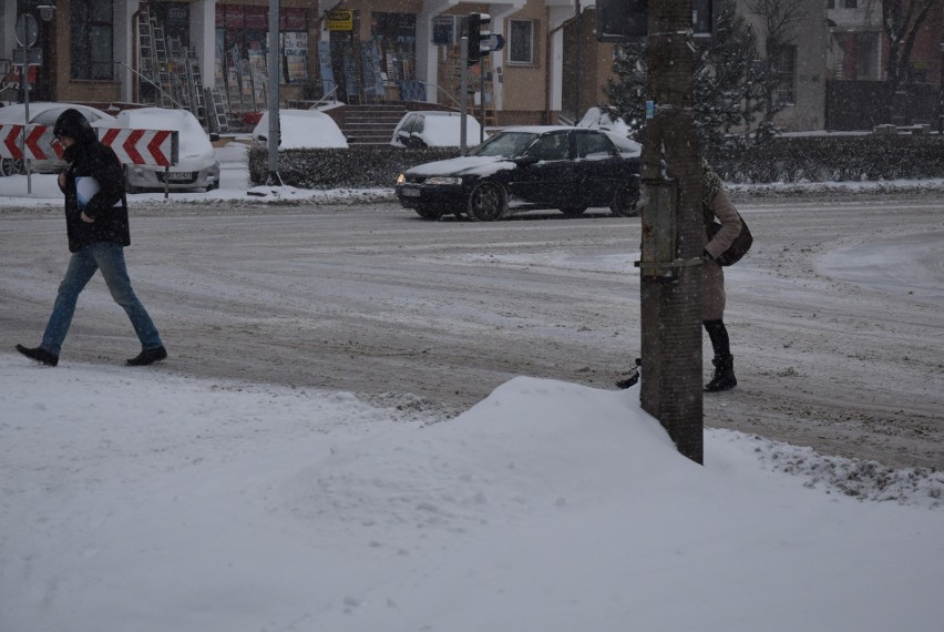 Atak zimy. Uwaga kierowcy! Trudne warunki na drogach