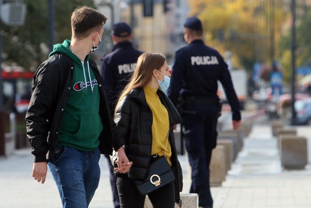 - Będę rekomendował na posiedzeniu Rządowego Zespołu Zarządzania Kryzysowego, by od soboty cała Polska była strefą czerwoną - zapowiedział premier Mateusz Morawiecki. Szef rządu tłumaczy, że już 317 powiatów w Polsce spełniło kryteria czerwonej strefy.- Najbliższe tygodnie, najbliższe miesiące, może kwartały i oby nie lata, będą najtrudniejsze dla Polski od dziesięcioleci - stwierdził premier.Z jakimi nowymi obostrzeniami i zasadami się to wiąże? Co wolno w czerwonej strefie, a co jest zakazane? Zobacz na kolejnych slajdach, posługując się klawiszami strzałek, myszką lub gestami.