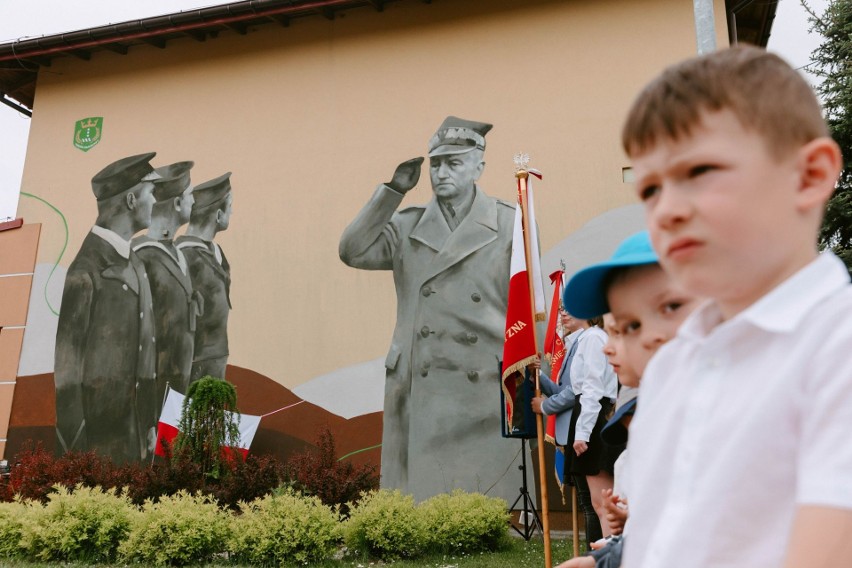 Tuszów Narodowy. Odsłonięto mural poświęcony generałowi Władysławowi Sikorskiemu [ZDJĘCIA]