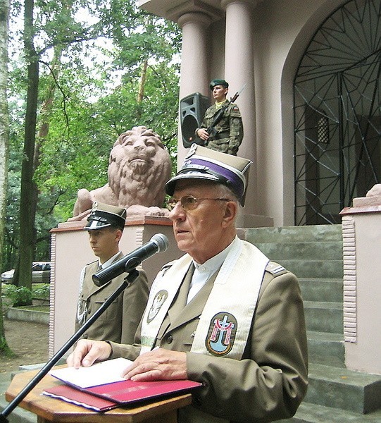 Od dwudziestu lat ceremonię patriotyczno-religijną w Lasku Miejskim prowadzi ks. płk Bolesław Lichnerowicz