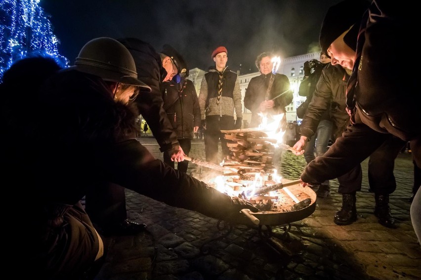 W poniedziałek wieczorem na Starym Rynku na ręce Mirosława...