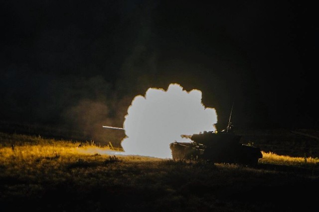 Szkolenie 1 batalionu czołgów z Żurawicy 21 Brygady Strzelców Podhalańskich na poligonie w Nowej Dębie. Nz. nocne szkolenie ogniowe.