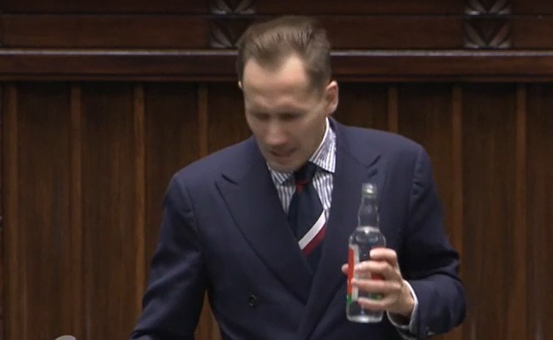 Poseł Konrad Berkowicz przyszedł z wódką na obrady Sejmu