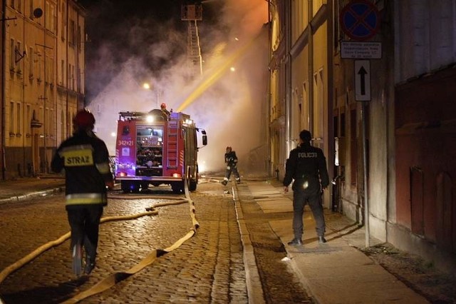 Po wybuchu gazu w kamienicy na Krasińskiego 14 pojawił się ogień.