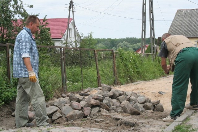 Przy ul. Zielonej pracownicy przekładają kamień. Potem droga ma zostać ubita.
