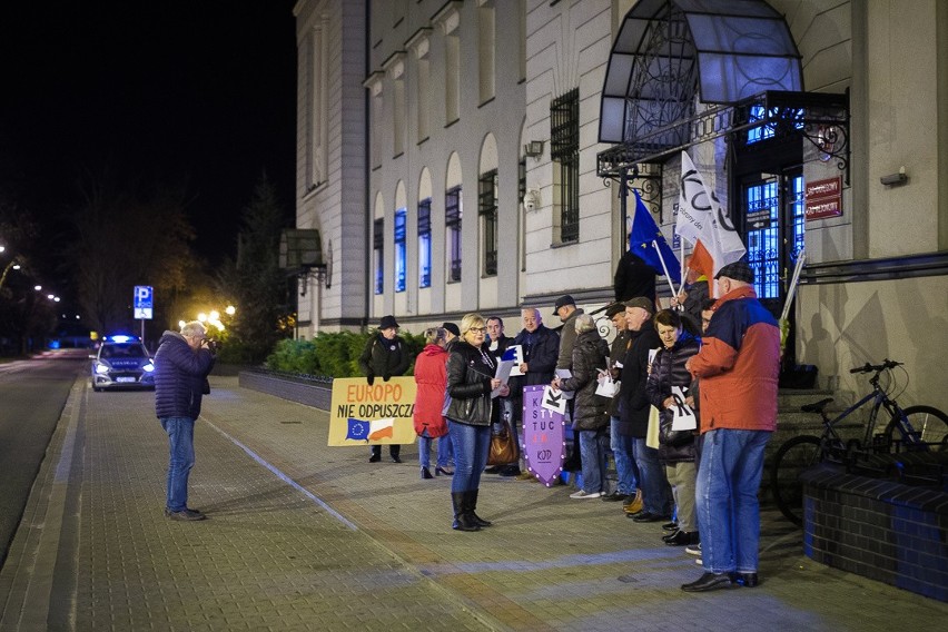 Manifestacja KOD przed tarnowskim sądem [ZDJĘCIA]