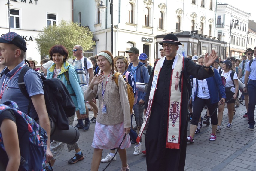 Uczestnicy pielgrzymki z uśmiechami na twarzach wyruszyli w...