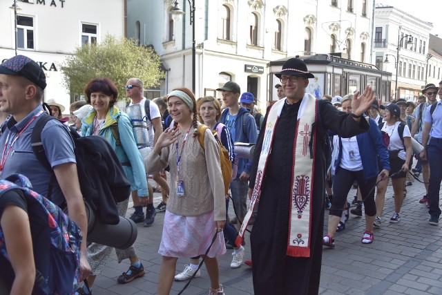 Uczestnicy pielgrzymki z uśmiechami na twarzach wyruszyli w kierunku Częstochowy. Pod Jasną Górę dotrą za dziewięć dni