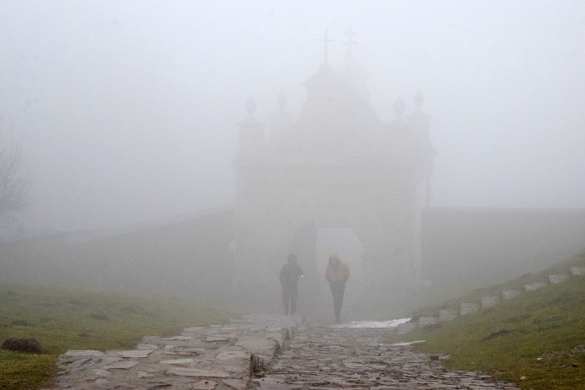 Święty Krzyż osnuty mgłą przyciąga turystów i wiernych [ZDJĘCIA]