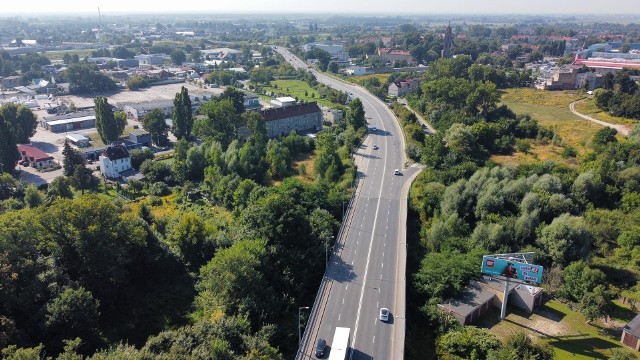 Trasa Nadwarciańska ma ponad 1 km. Została zbudowana pod koniec XX wieku.