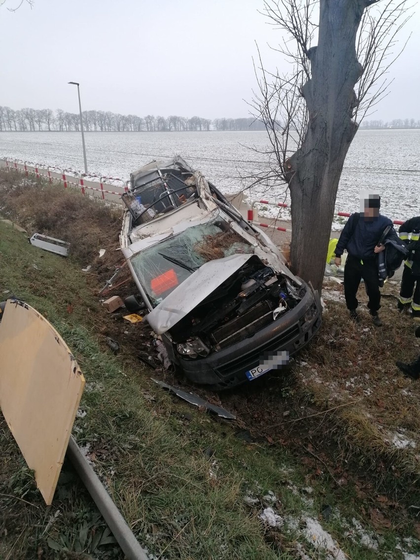 - Kierowca przekroczył oś jezdni, zjechał do przydrożnego...