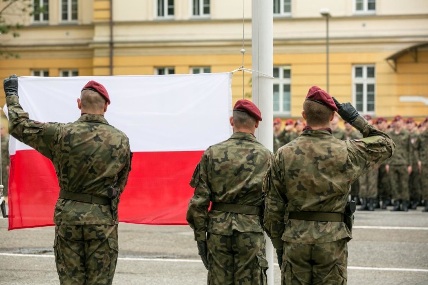 Kraków. Spadochroniarze w czerwonych beretach wrócili z Bałkanów i Ukrainy [GALERIA]