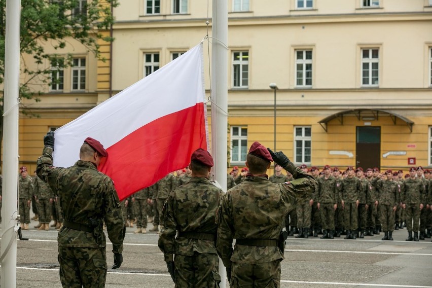 Kraków. Spadochroniarze w czerwonych beretach wrócili z Bałkanów i Ukrainy [GALERIA]