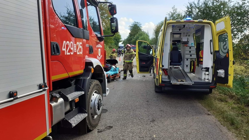 Wypadek na drodze Szczuczyn - Niećkowo. Osobówka zderzyła się z ciągnikiem. Dwie osoby w szpitalu