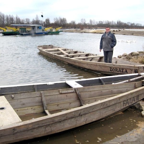 Obecnie łodzie stowarzyszenia są cumowane do brzegu obok przeprawy promowej w Kłudziu.