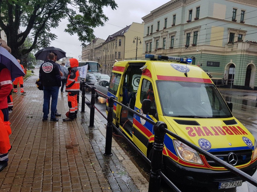 Pod Urząd Wojewódzki w Bydgoszczy zjechali ratownicy...