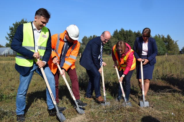 Symbolicznego wbicia łopat, na znak rozpoczęcia inwestycji na terenie Pomorskiej Specjalnej Strefy Ekonomicznej, dokonali przedstawiciele ratusza oraz firmy Strabag, realizującej zadanie