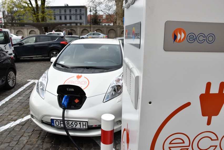 Stacja ładowania pojazdów elektrycznych na placu Wolności w...