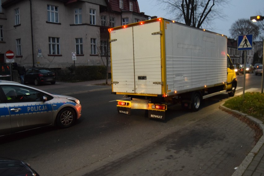 Urwane koło dostawczaka w Szczecinku uderza w inne auto [zdjęcia]