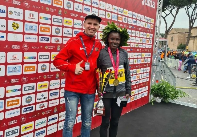 Opromienieni sukcesem w Maratonie Rzymskim - Betty Chepkwony i Damian Kaczmarek