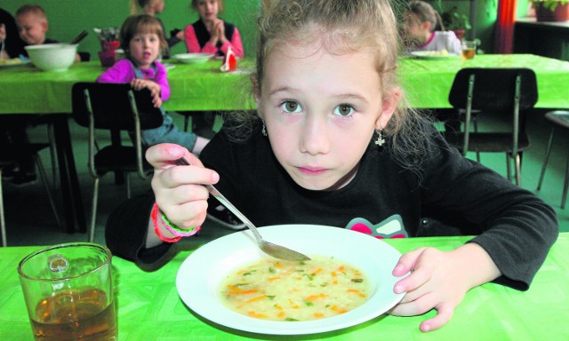 Rodziców Patrycji Janik, uczennicy SP nr 18, stać na obiad w szkolnej stołówce. Pięćdziesięcioro dzieci jednak zrezygnowało z posiłków.