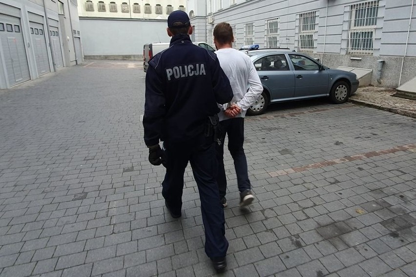 Policja złapała mężczyznę, który latem podpalił bezdomnego w Gdańsku. Grozi mu ponad 7 lat więzienia