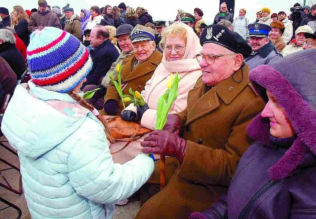 - Wszystkim bohaterom należy się ogromny szacunek, bo dzięki nim mamy  pokój  - mówiła uczennica Karolina Garbacz, wręczając kwiaty porucznikowi Stanisławowi Wierzbickiemu.