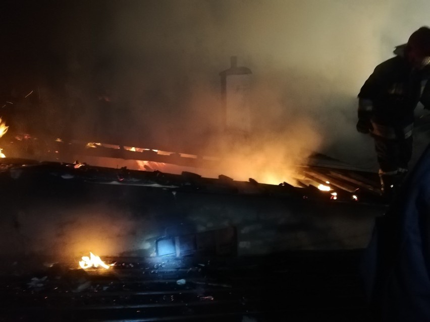 Pożar w Nowosielcu! Dzięki reakcji policjantów ogień nie rozprzestrzenił się na budynki mieszkalne (ZDJĘCIA)