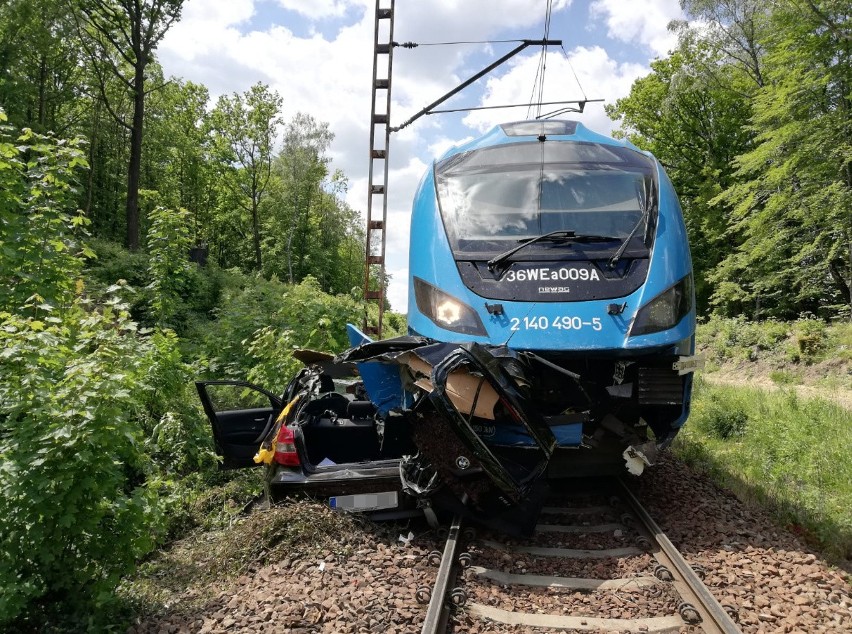 Wypadek w Mikołowie. BMW wjechało pod pociąg....