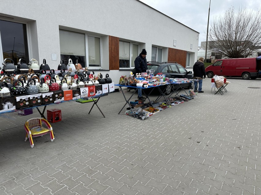 Na targowisku w Wierzbicy można kupić kurtki, buty, artykuły...
