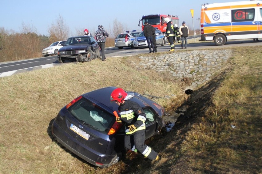 Zderzenie dwóch aut na obwodnicy Grębowa. Dwie osoby ranne (ZDJĘCIA)