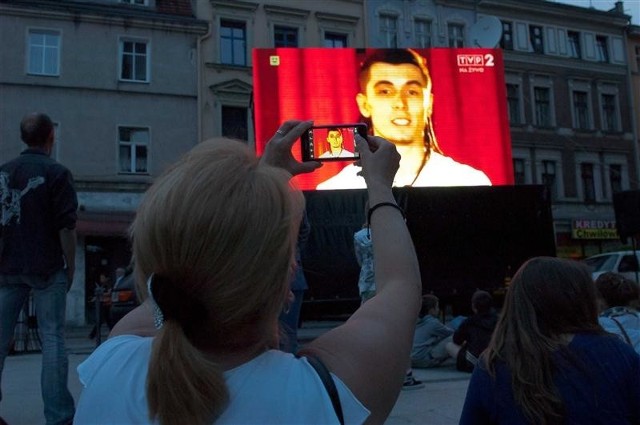 Finałowy odcinek telewizyjnego show oglądał w sobotę cały Brzeg, ale kilkaset osób zdecydowało się spędzić ten wieczór na placu Polonii Amerykańskiej, przed ustawionym  przez miasto telebimem.