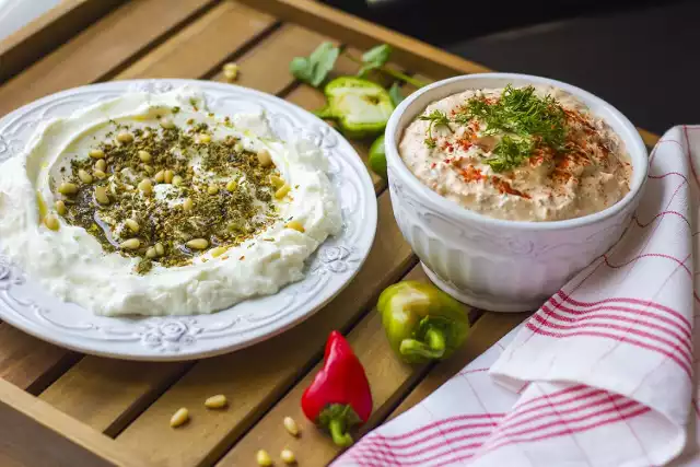 Labneh to serek jogurtowy typu arabskiego, lekko solony, przygotowywany według bliskowschodniej receptury. Zobaczcie, co można z niego zobić!