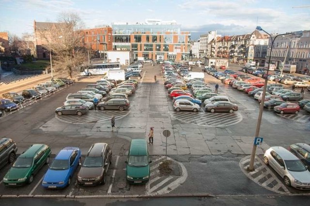 Miasto nie rezygnuje z pomysłu budowy parkingu pod placem Kopernika, ale szuka też innych możliwości budowy parkingów.