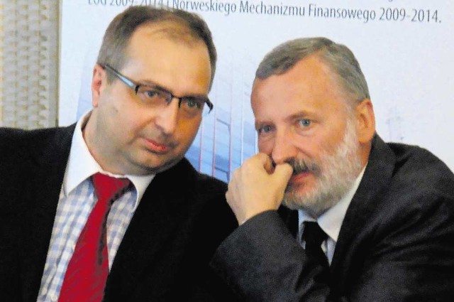Tomasz Bieda (z lewej) z onkologiem prof. Zbigniewem Kojsem.