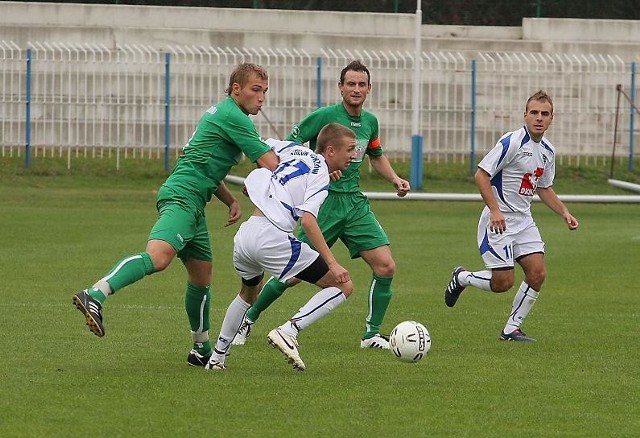 Ligowy mecz z Błękitnymi Lubno (gracze w zielonych strojach) gorzowianie przegrali 1:2. Bramkę rywali atakuje Bartłomiej Szamotulski (numer 17), z prawej Dawid Kaniewski.