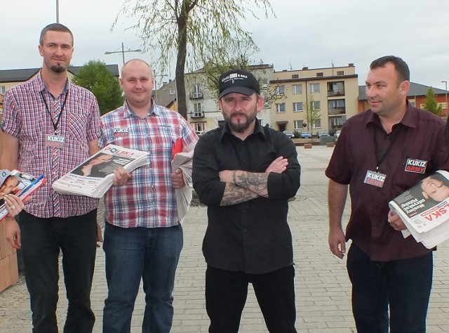 Piotr Marzec, znany jako Liroy na rynku w Starachowicach wraz z działaczami Kukiz Army namawiał do głosowania w referendum