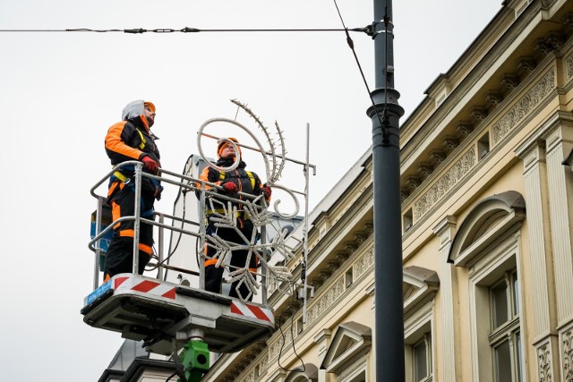 W Bydgoszczy pojawiły się pierwsze dekoracje świąteczne. Co jeszcze nas czeka?Nasze miasto szykuje się powoli na Boże Narodzenie. W Bydgoszczy widać już pierwsze dekoracje, a będzie ich jeszcze więcej. Na co można liczyć w tym roku? - Ze względu remont płyty Starego Rynku, choinka i szopka będą w tym roku stały na placu Teatralnym. Tam także zostanie ustawiona część świetlnych postaci - informuje Łukasz Krupa, dyrektor biura promocji miasta. - Na budynku ratusza wyświetlana będzie świąteczna iluminacja, podobna pojawi się też przy ulicy Parkowej, na bocznej ścianie Hotelu pod Orłem. Na ulicy Mostowej staną także bydgoskie anioły. Dekoracje świetlne (sporo nowych) pojawią się także na słupach oświetleniowych, m. in. na ulicach Gdańskiej, Długiej, placu Wolności, Dworcowej i Jagiellońskiej. Przypominamy przy okazji, ze 14 grudnia zacznie się na Mostowej Jarmark Świąteczny - zupełnie inny niż w ubiegłym roku. O szczegółach przeczytacie tutaj:Jarmark świąteczny w Bydgoszczy po nowemu. Jedyny taki w Polsce [kiedy, atrakcje]