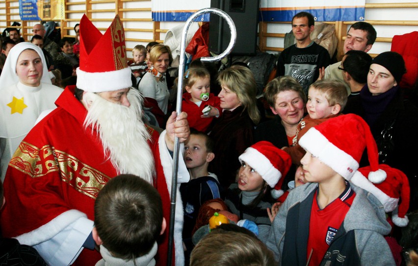 Tak w 2010 r. Mikołaj odwiedził małopolskie dzieci w Stróżach. ZNAJDŹ SIĘ NA ZDJĘCICH!