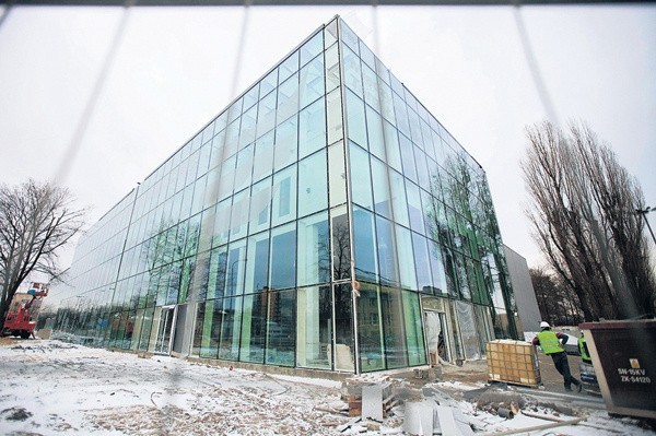 Elewacja nowej hali składa się z blisko 600 szklanych tafli,...