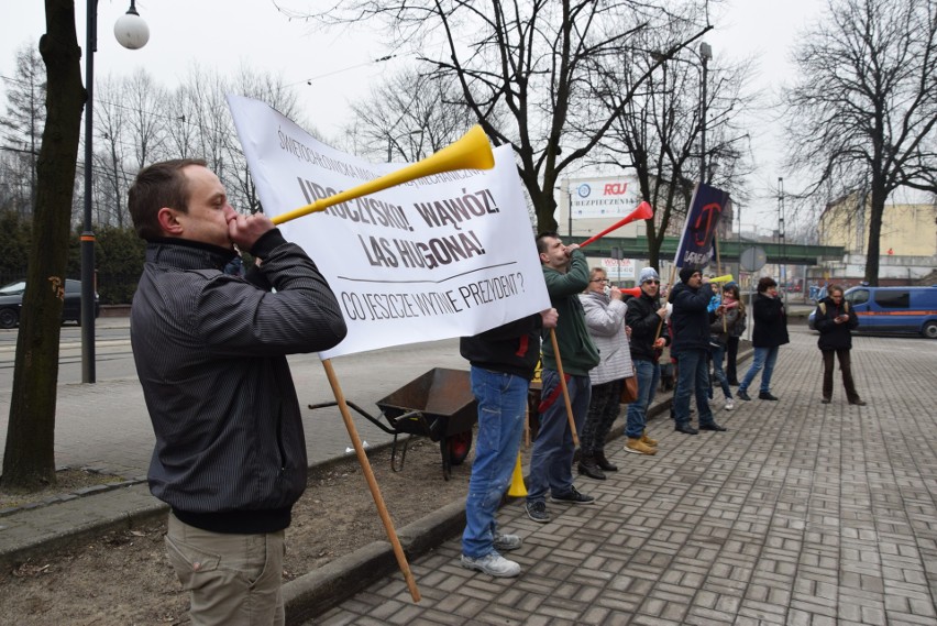 Protest przed urzędem w Świętochłowicach przeciwko wycince...