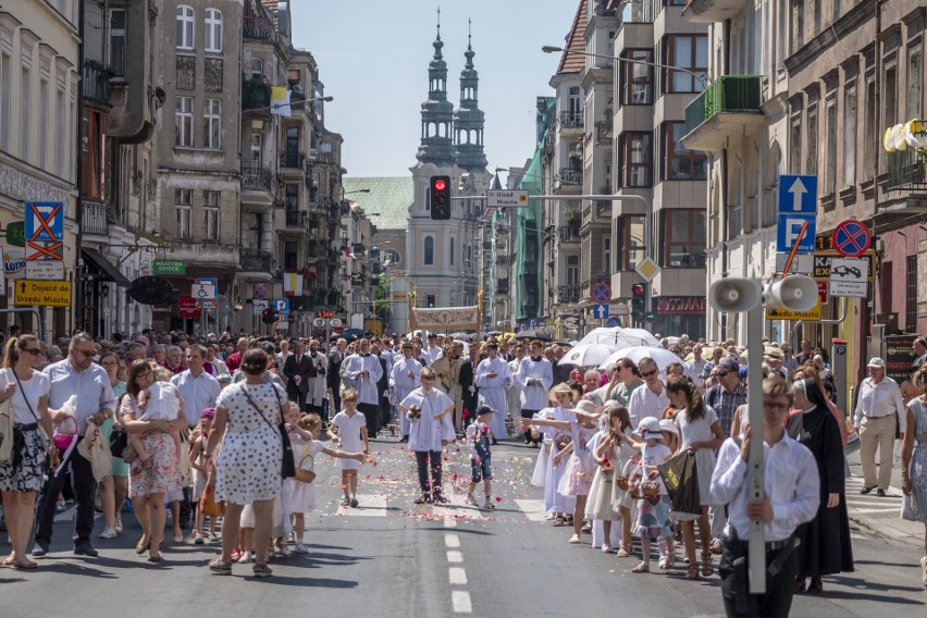 Tysiące poznaniaków wzięło udział w procesjach Bożego Ciała....