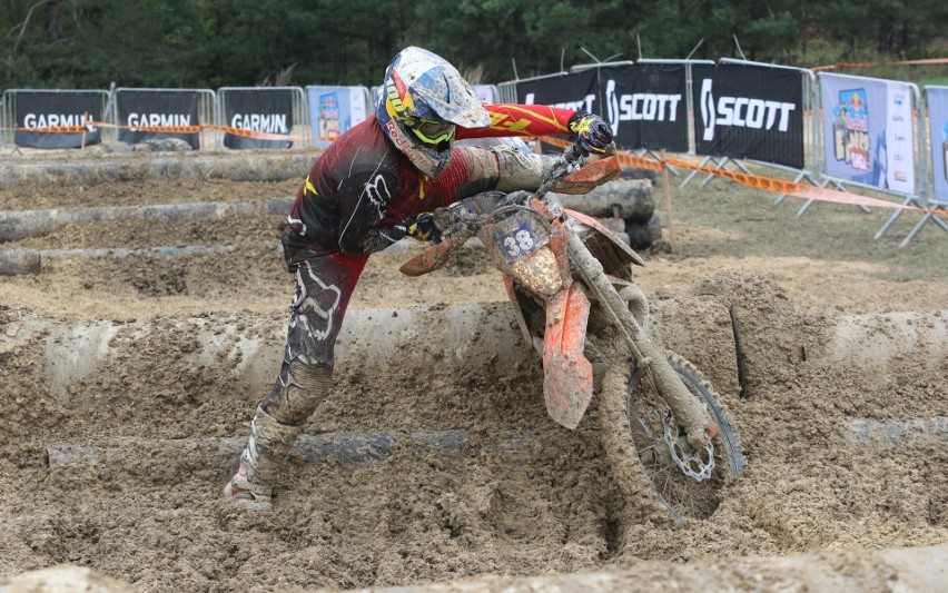 Niezwykle widowiskowy wielki finał Enduro Ligi na torze w Dębskiej Woli. Ponad 80 zawodników walczyło o trening z Błażusiakiem [ZDJĘCIA]